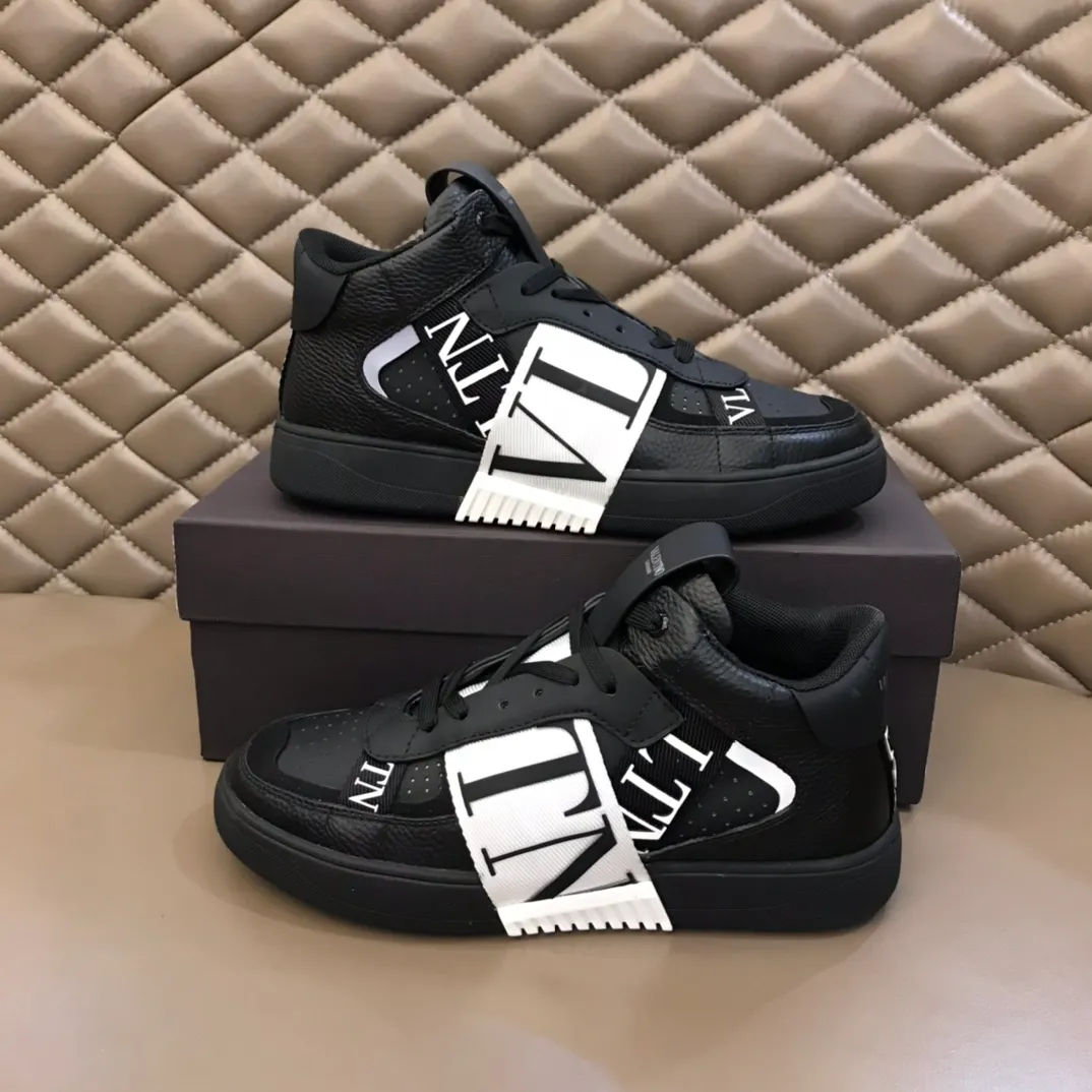 p480 "VALETINO**" new high-top 🆕 calfskin lace-up sneakers. No man should be able to refuse these shoes. The classic color scheme is so handsome! Purchase a high-precision replica of the original version to instantly sell off the market currency! 6 VLTN logo rubber effect straps - Valentino Garavani Logo printed on the back and tongue, all materials are customized to ensure quality! Size: 38-44